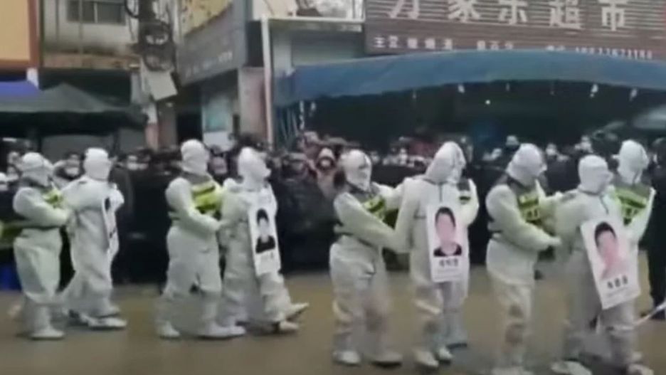 Czterech mężczyzn przeprowadzono ulicami miasta Jingxi na południu Chin (Fot. youtube)