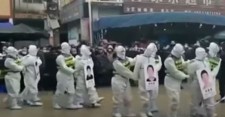 Chiny: Złamali obostrzenia, zostali publicznie upokorzeni. "Seans nienawiści" na ulicach Jingxi