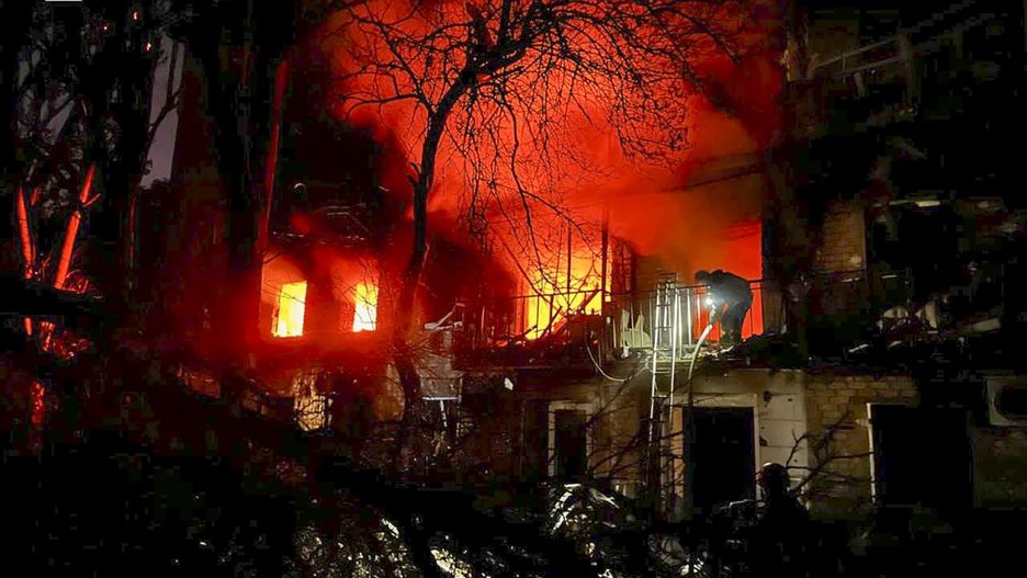 A handout photo released by the press service of the State Emergency Service (SES) of Ukraine shows Ukrainian rescuers working at the site of a Russian strike on a residential area in Zaporizhzhia, southeastern Ukraine, 30 August 2025, amid the Russian invasion. At least one person was killed and 22 others were injured, including three children, after Russian forces launched an overnight attack on Zaporizhzhia and surrounding areas, SES said. According to Ukrainian authorities, a large-scale attack across Ukraine was launched with around 540 drones, 8 ballistic missiles, and 37 other types of missiles. EPA/STATE EMERGENCY SERVICE OF UKRAINE HANDOUT -- BEST QUALITY AVAILABLE -- MANDATORY CREDIT: STATE EMERGENCY SERVICE OF UKRAINE -- HANDOUT EDITORIAL USE ONLY/NO SALES Dostawca: PAP/EPA.