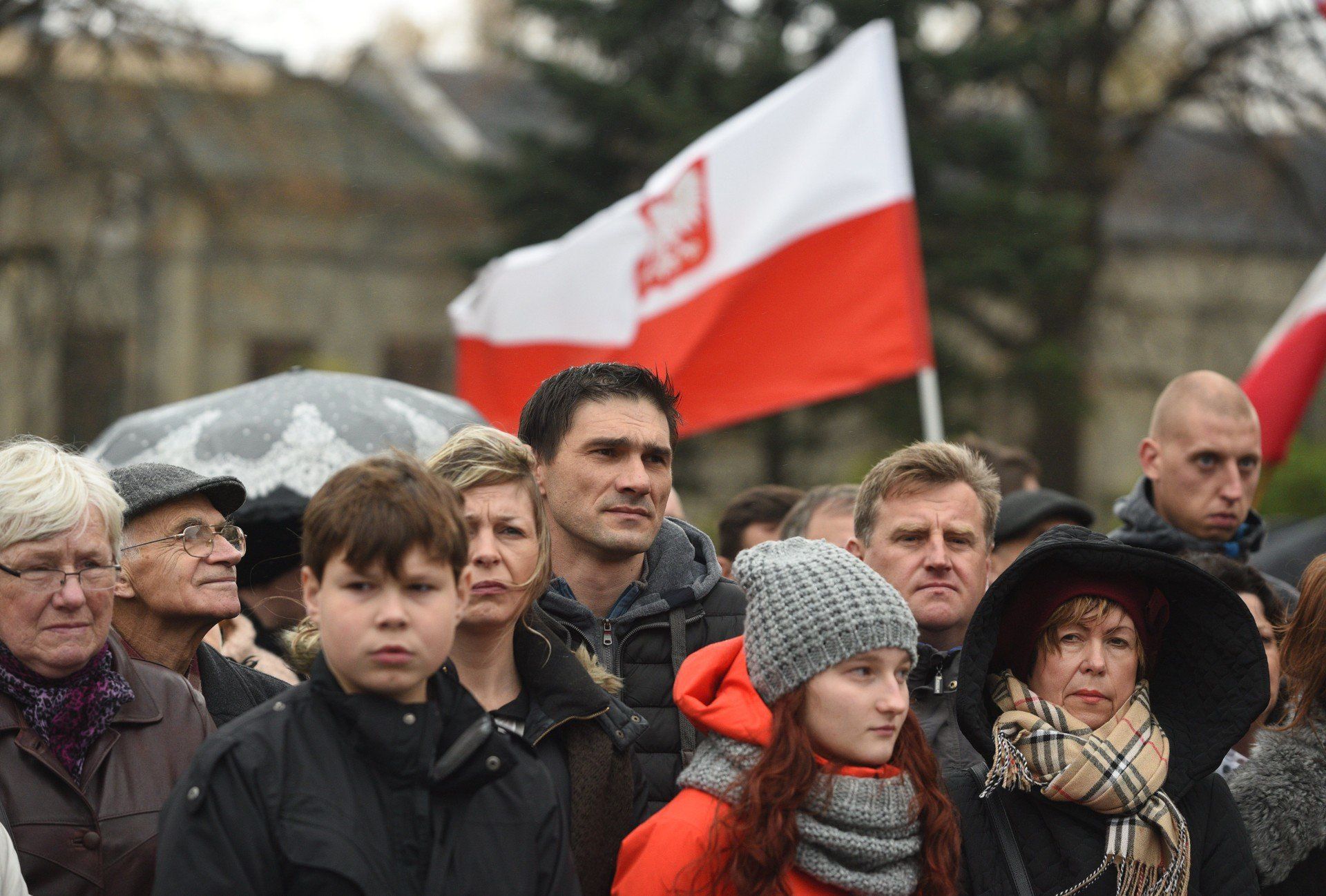 11.11.2015 LODZ UL. PIOTRKOWSKA PLAC KATEDRALNY SWIETO NIEPODLEGLOSCI 11 LISTOPAD, 97 ROCZNICA ODZYSKANIA NIEPODLEGLOSCI PRZEZ POLSKE, OBCHODY POD PATRONATEM JOLANTA CHELMINSKA ZLOZENIE KWAITOW GROB NIEZNANEGO ZOLNIERZA, SALWA HONOROWA, DEFILADANZ. FOT. PAWEL LACHETA/ EXPRESS ILUSTROWANY/ POLSKA PRESS
