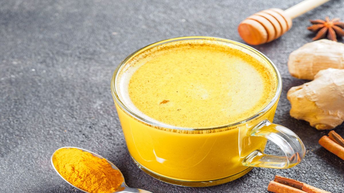 Złoty napój - przepis. Fot. AdobeStock