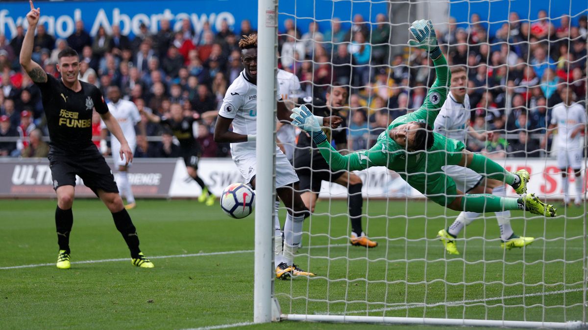 Łukasz Fabiański kapitalnie interweniuje w meczu z Newcastle