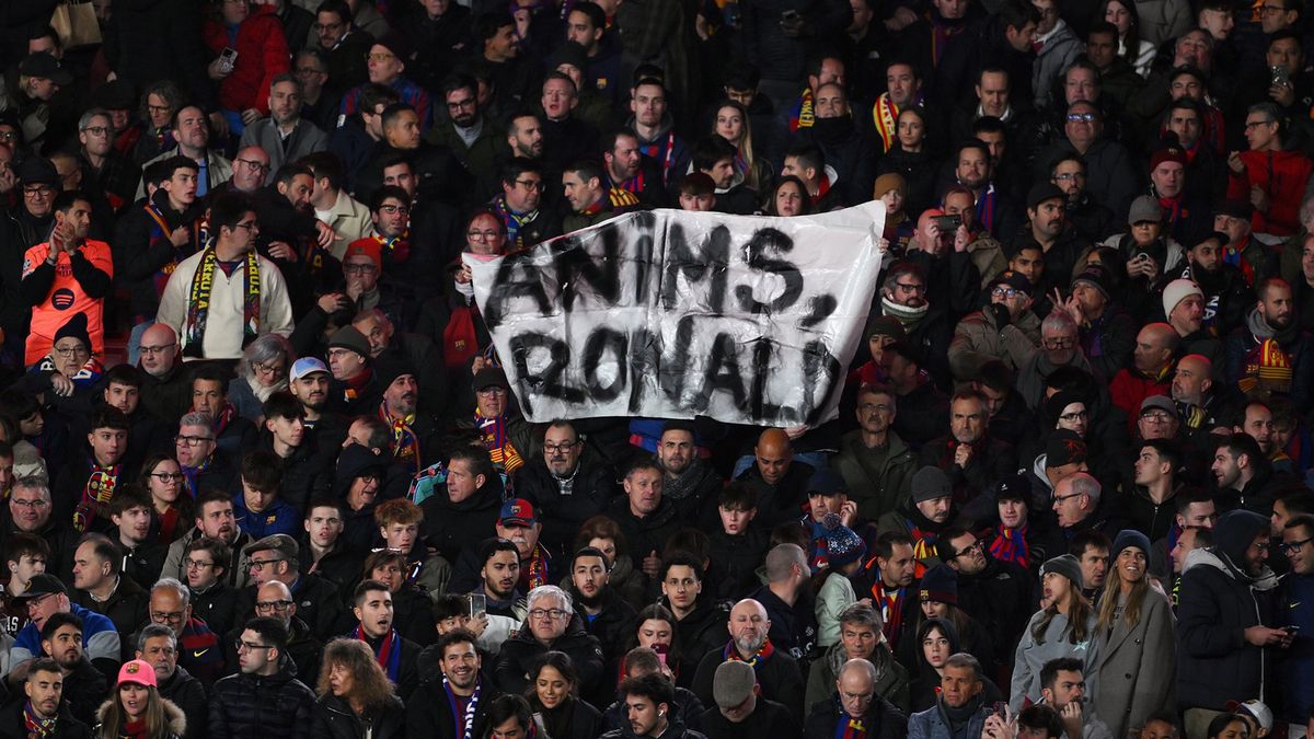 Twitter / Mundo Deportivo / Na zdjęciu: transparent na meczu FC Barcelony