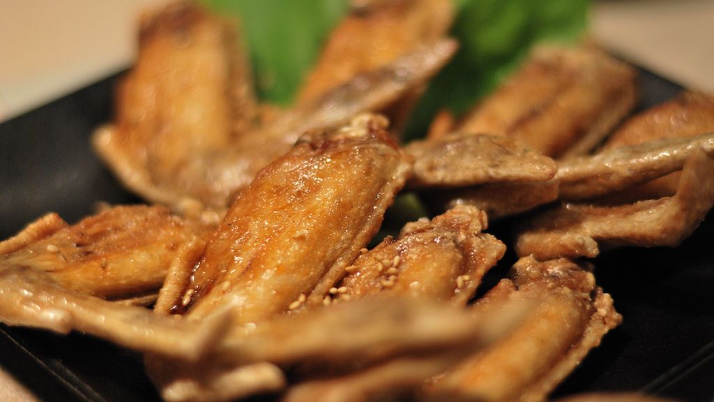 Smażone skrzydełko z kurczaka bez skóry i panierki