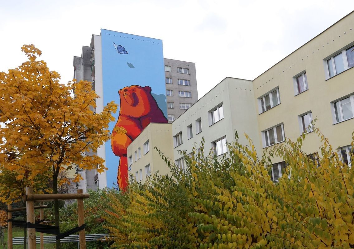 Ursynów ma nowy mural - niedźwiedzia wpatrującego się w motyla