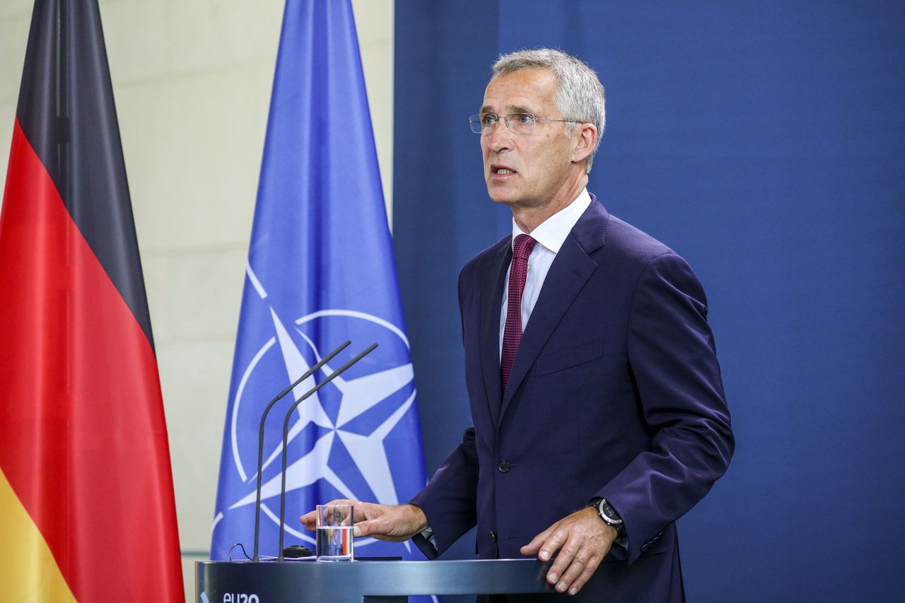 Aleksiej Nawalny. Szef NATO Jens Stoltenberg potępił atak na opozycjonistę