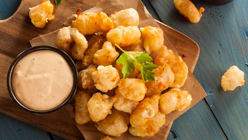 Smażone kawałki kurczaka ze skórą i panierką