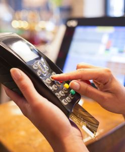 Większość Polaków woli płacić bezgotówkowo. Najwygodniejszy smartfon i karta