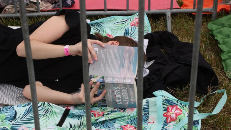 Fanki Harry'ego Stylesa koczują przed PGE Narodowym 