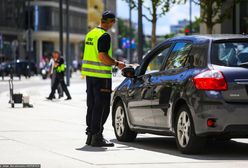 Urządzili warsztat samochodowy na ulicy. Interweniowała straż miejska