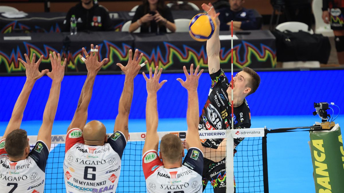 Materiały prasowe / legavolley.it / Na zdjęciu: Kamil Semeniuk w ataku