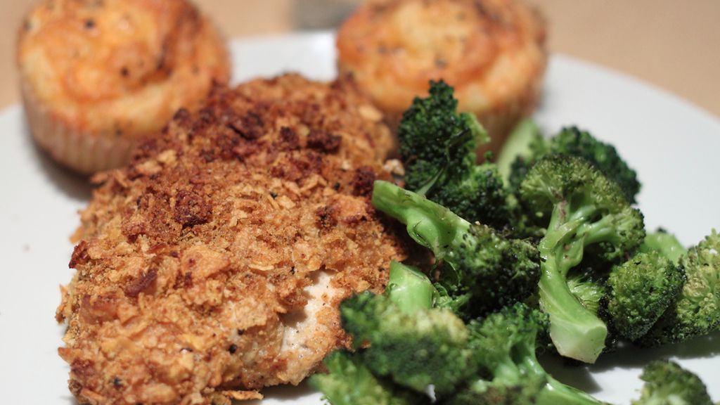 Smażona pierś z kurczaka ze skórą i panierką