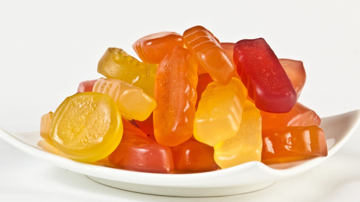 Dzieci uwielbiają zajadać się żelkami.