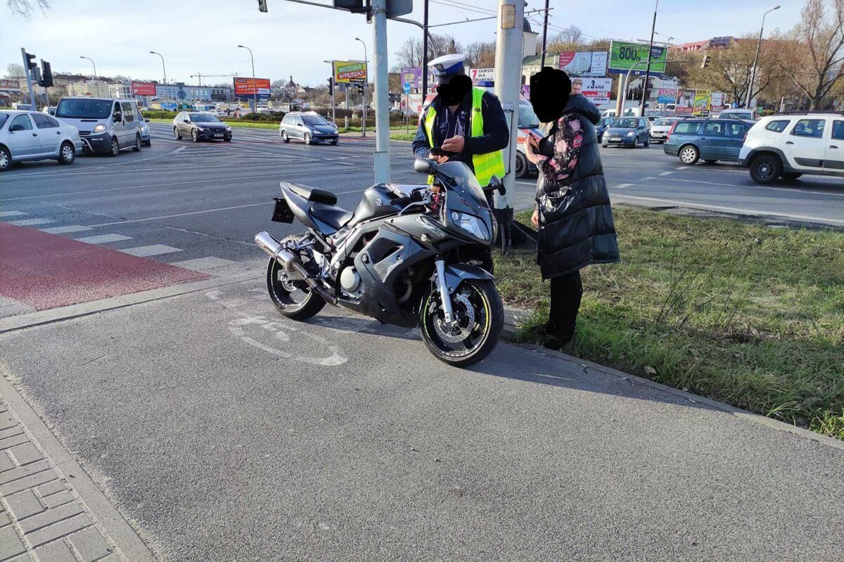 Zderzenie opla z motocyklem na rondzie Dmowskiego