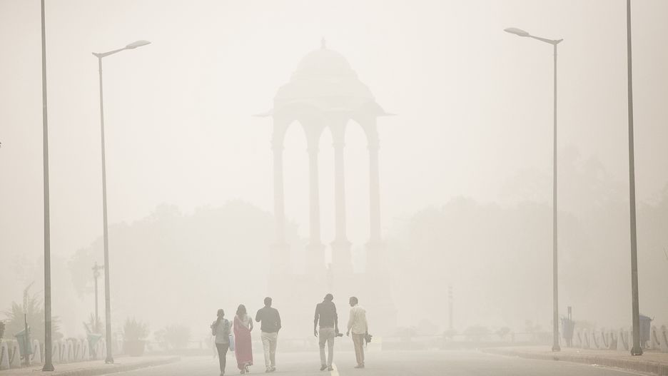 Widoczne gołym okiem zanieczyszczenie powietrza w Delhi w Indiach.