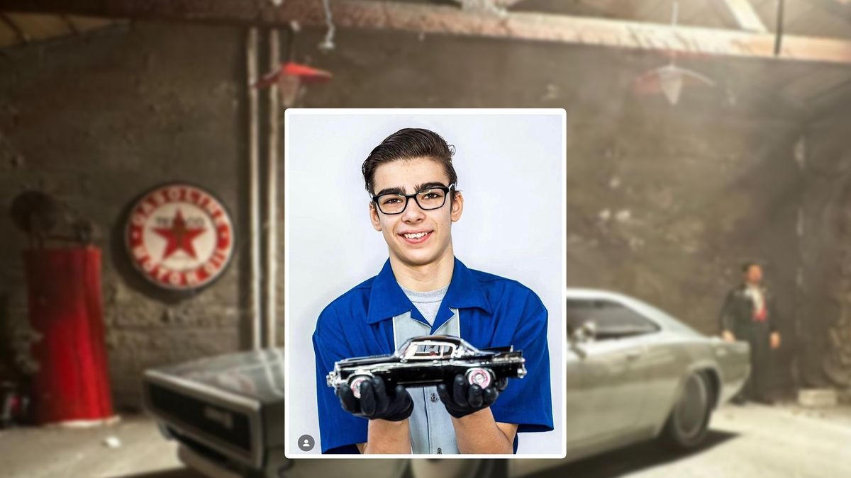 Anthony Ryan Schmidt z modelem samochodu. Autystyczny 15-latek jest objawieniem fotografii.