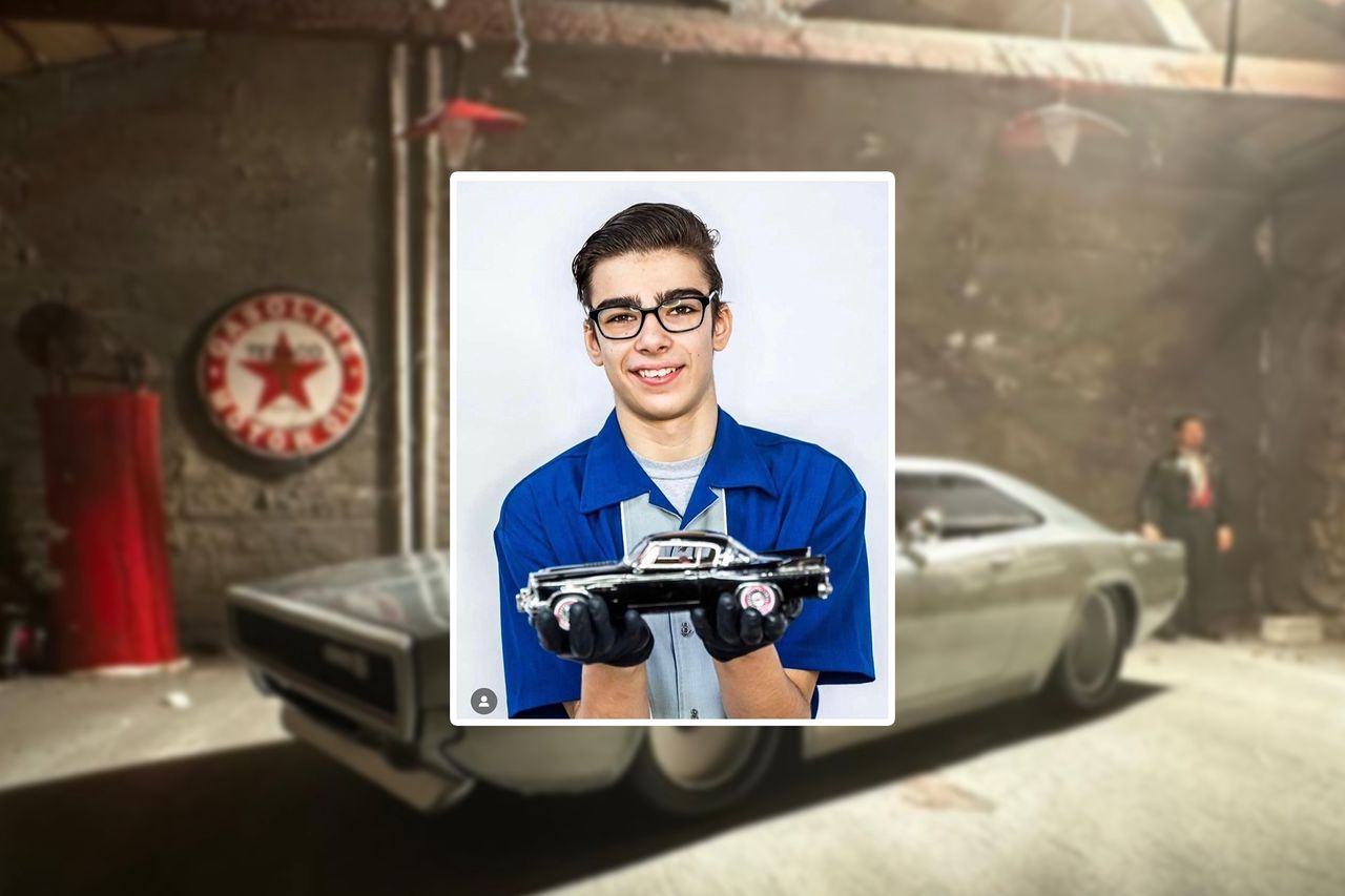 Anthony Ryan Schmidt z modelem samochodu. Autystyczny 15-latek jest objawieniem fotografii.