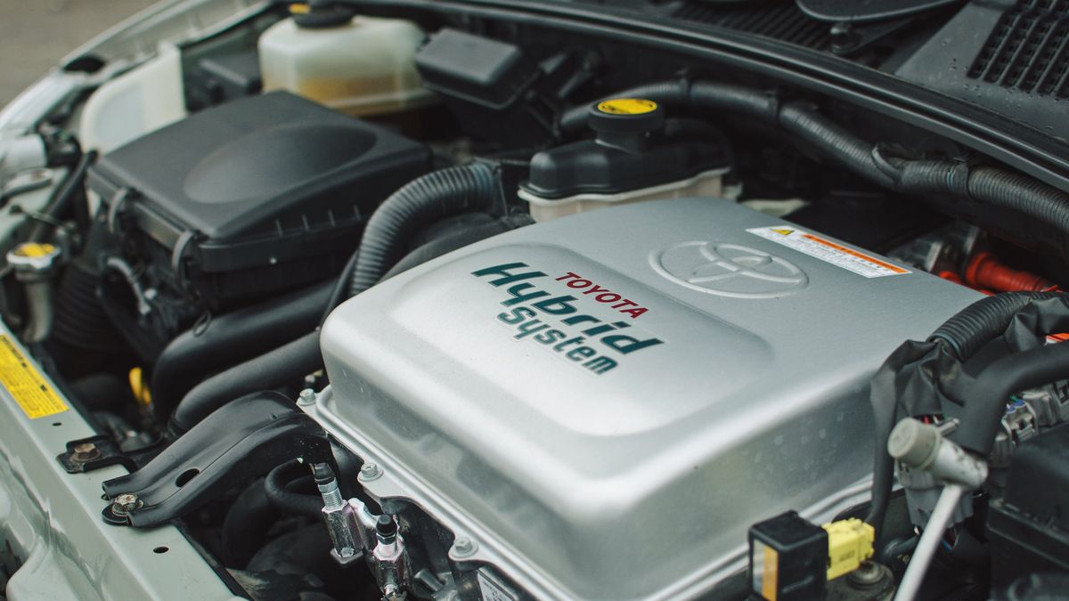 Toyota zapoczątkowała erę hybryd. Dziś ta marka wygrywa podwójnie. W tym artykule dowiecie się dlaczego.