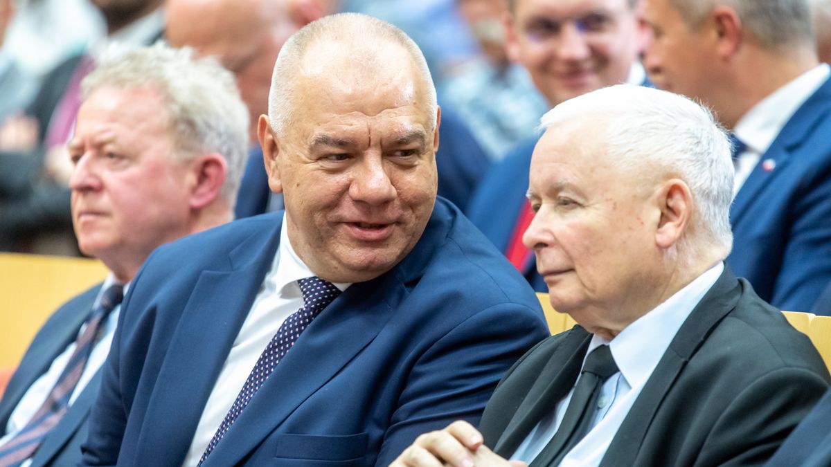 Toruń, 25.06.2022. Prezes PiS Jarosław Kaczyński (P), wicepremier, minister aktywów państwowych Jacek Sasin (C) i komisarz UE ds. rolnictwa Janusz Wojciechowski (L) podczas konferencji "Bezpieczeństwo gospodarcze Polski", 25 bm. na Akademii Kultury Społecznej i Medialnej w Toruniu. (mr) PAP/Tytus Żmijewski