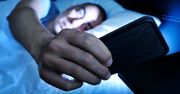Używanie smartfona przed snem szkodzi bardziej niż oglądanie TV