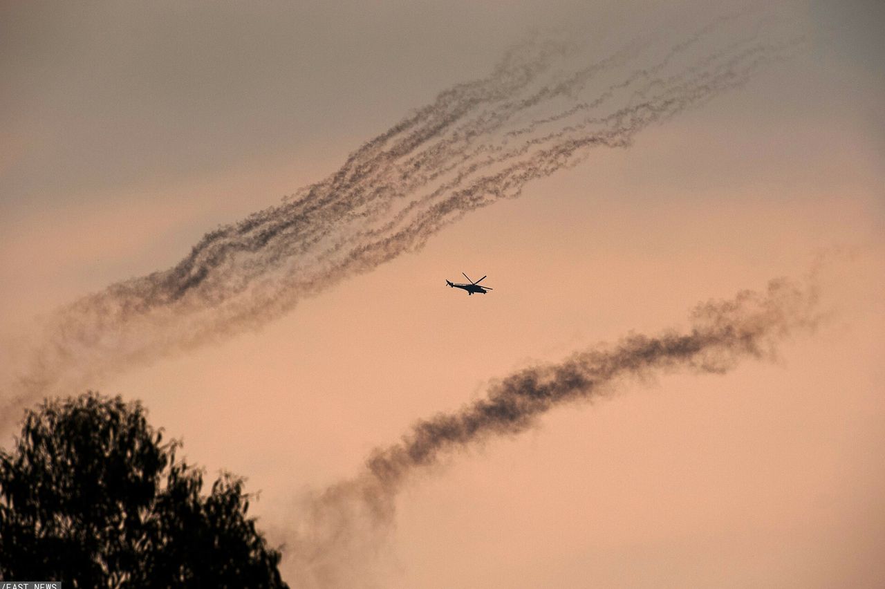 Helikopter nad kongijskim niebem, zdjęcie ilustracyjne