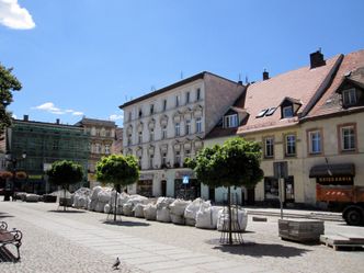 Rozdawała maseczki mieszkańcom. Teraz jest na celowniku służb