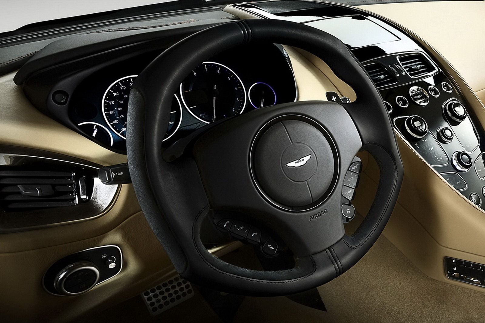 Aston Martin Vanquish - nietypowa kierownica