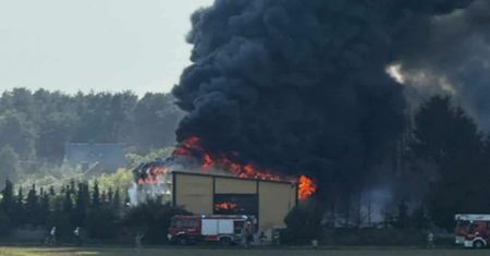 Czarny dym nad halą. Spłonęły folie w Siarzewie