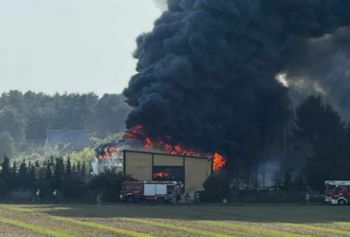 Czarny dym nad halą. Płoną folie w Siarzewie