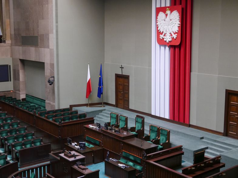 Poseł to przedstawiciel Narodu, który nie jest związany z żadnymi instrukcjami wydawanymi przez wyborców. 