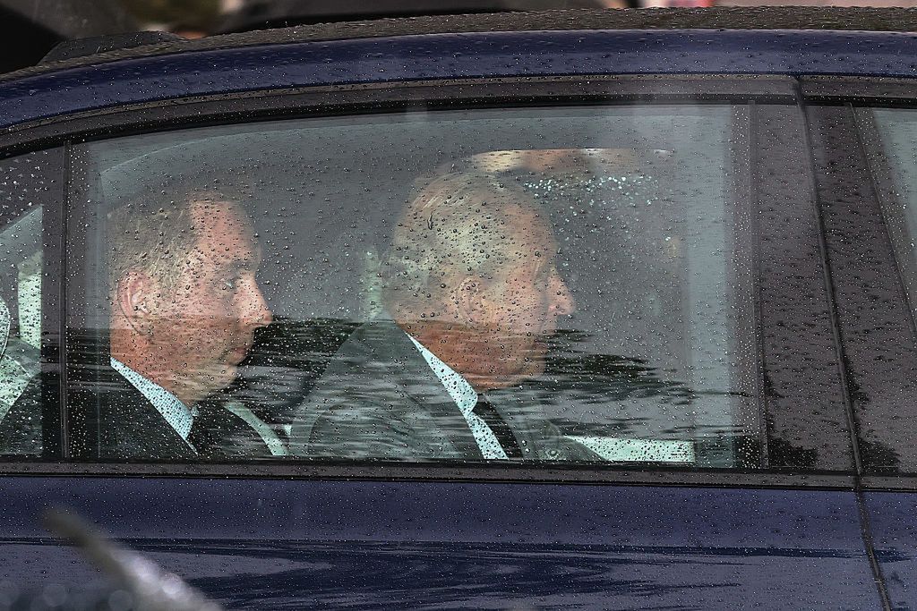 Król Karol III w drodze na spotkanie z synem