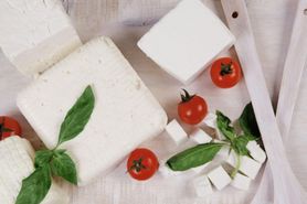 Ser biały – odmiany, kalorie. Przepisy na naleśniki, pierogi i makaron z serem
