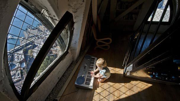 Jak mieszka się w piramidzie 140 metrów ponad miastem? 1