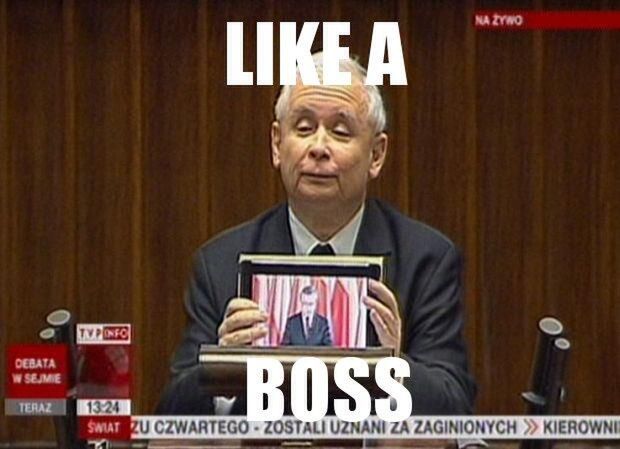 WTF dnia: co Kaczyński pokazuje posłom na iPadzie? [zdjęcia] 4