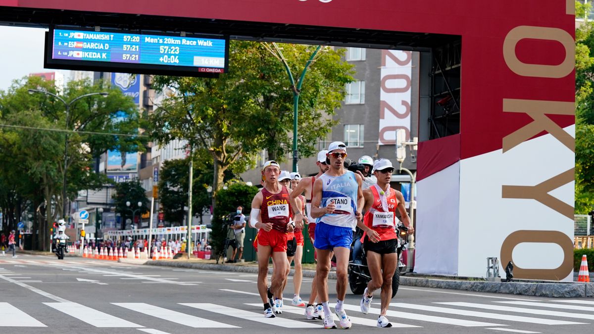 Zdjęcie okładkowe artykułu: PAP/EPA / KIMIMASA MAYAMA / Na zdjęciu: Chodziarze w wyścigu na 20km (z przodu mistrz olimpijski Massimo Stano)