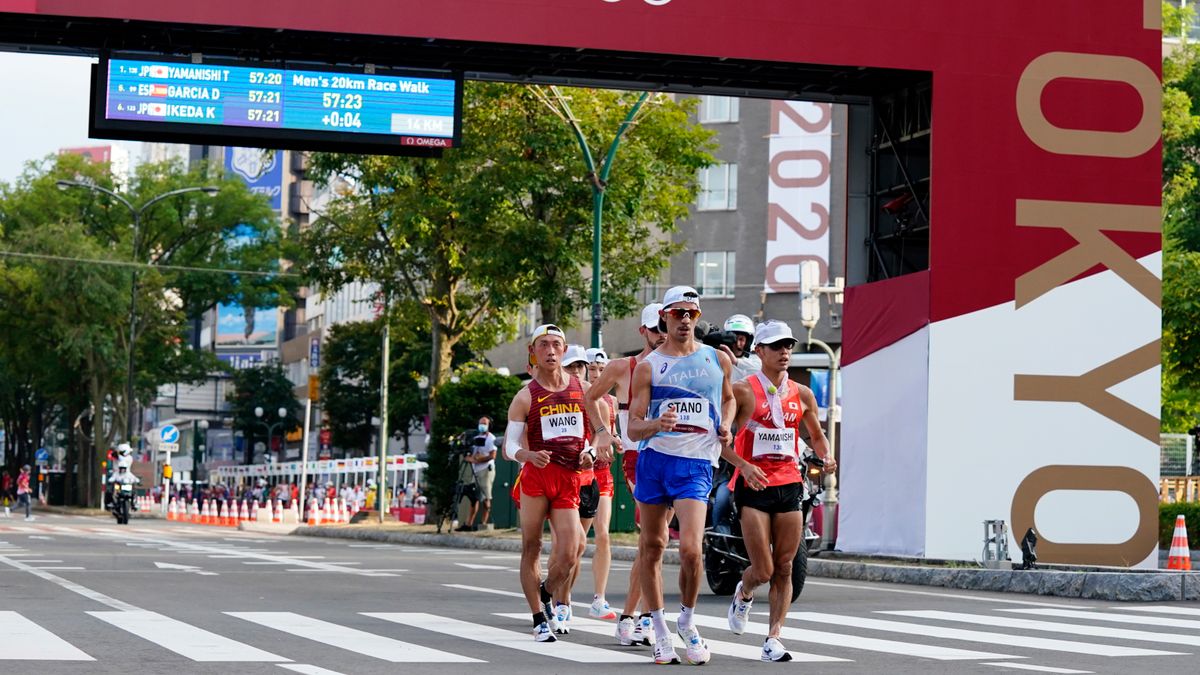 PAP/EPA / KIMIMASA MAYAMA / Na zdjęciu: Chodziarze w wyścigu na 20km (z przodu mistrz olimpijski Massimo Stano)