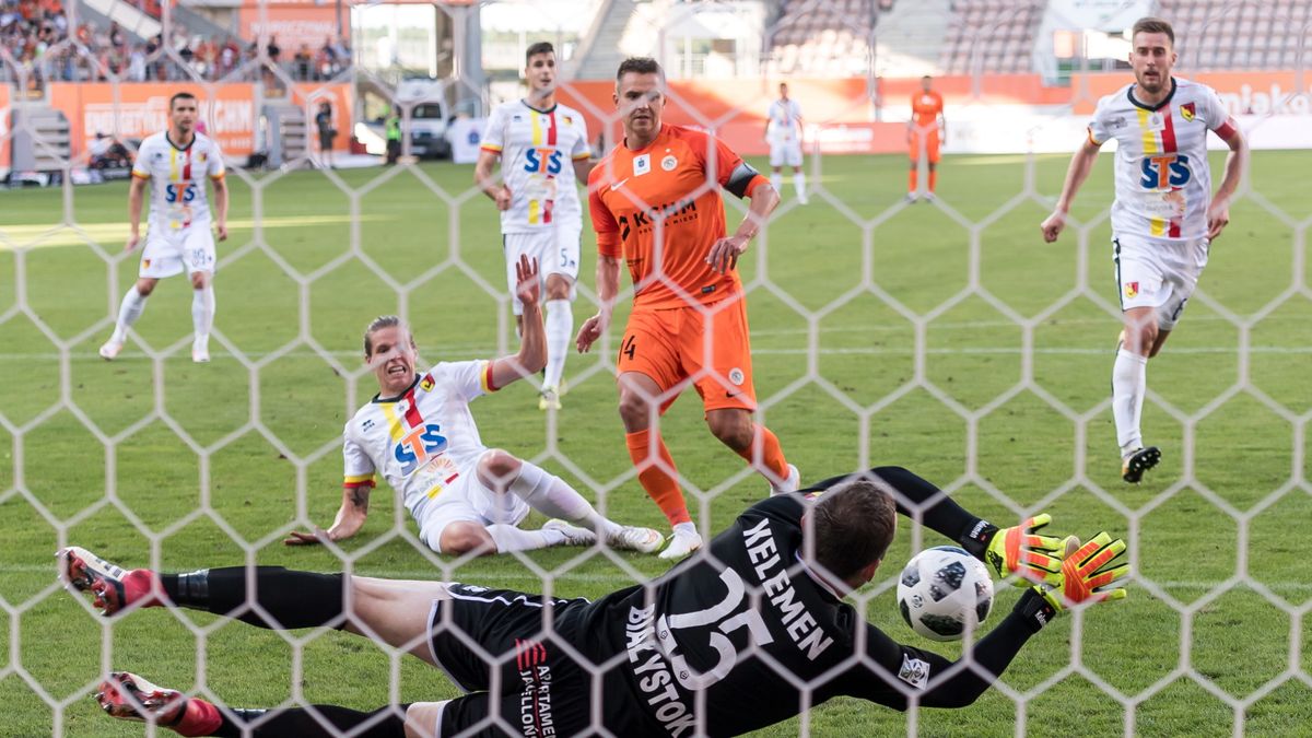 PAP / Maciej Kulczyński / Bramkarz Jagiellonii Białystok, Marian Kelemen, broni rzut karny i dobitkę podczas meczu 4. kolejki piłkarskiej Ekstraklasy z KGHM Zagłębiem Lubin