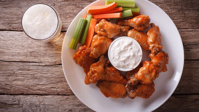 Smażone skrzydełko z kurczaka ze skórą i panierką