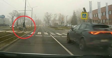Niebezpieczne zdarzenie w Toruniu. Rowerzysta był już na przejściu