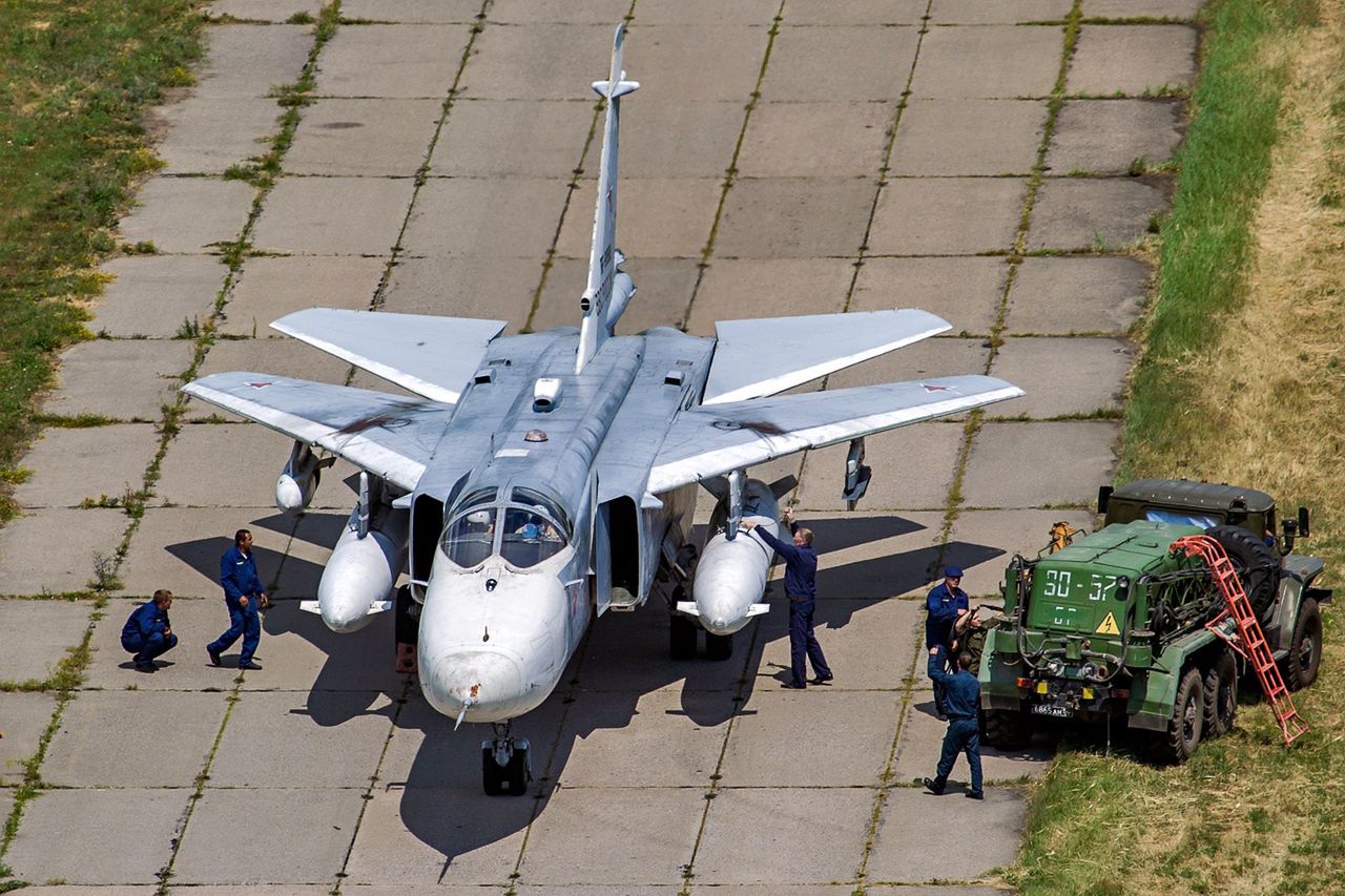 Rosyjski Su-24MR na lotnisku ze złożonymi skrzydłami
