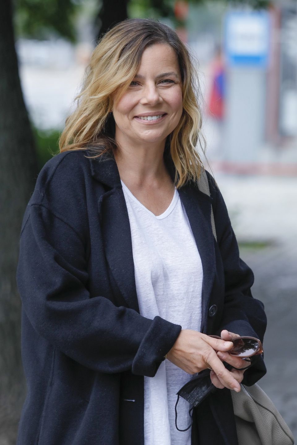 Agata Kulesza rozdaje autografy przed studio "Dzień dobry TVN"