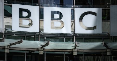 Skandal w BBC. Prezenter miał złamać nadgarstek pracownicy