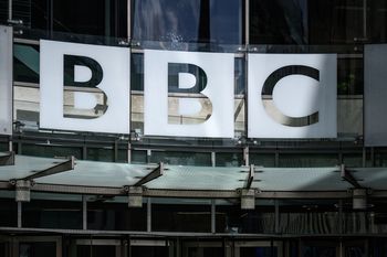 Skandal w BBC. Prezenter miał złamać nadgarstek pracownicy