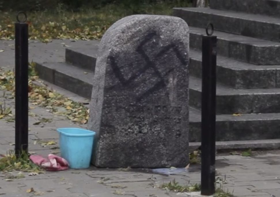 Nazistowskie graffiti w ukraińskich miastach pracowicie tworzyli za pieniądze ludzie zatrudnieni przez rosyjską agenturę 