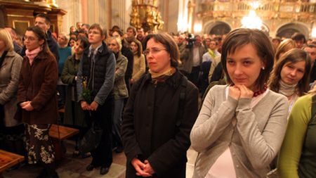 Modlitewne czuwanie młodzieży w akademickim kościele św. Anny ,  w przeddzień drugiej rocznicy śmierci Jana Pawła II.