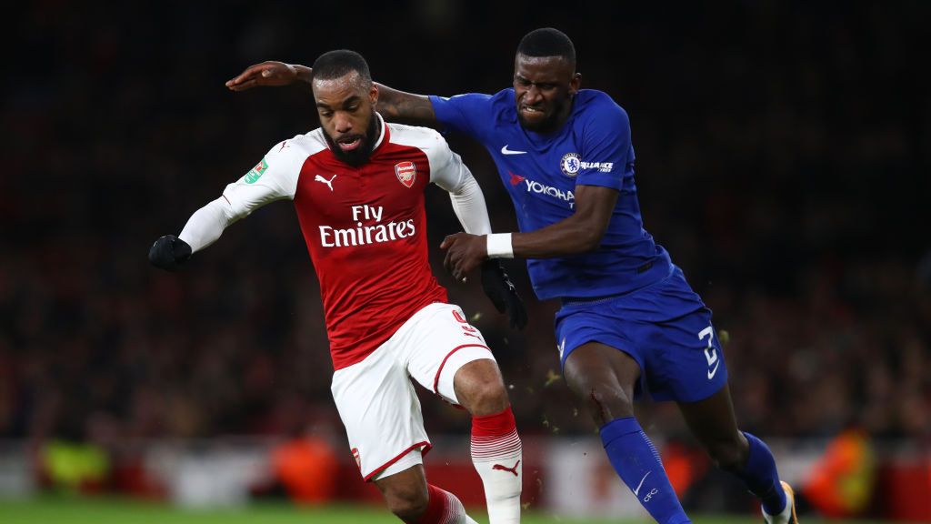 Alexandre Lacazette (z lewej) i Antonio Rudiger (z prawej)