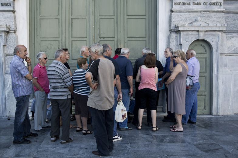 Kilometrowe kolejki przed bankami w Wenezueli