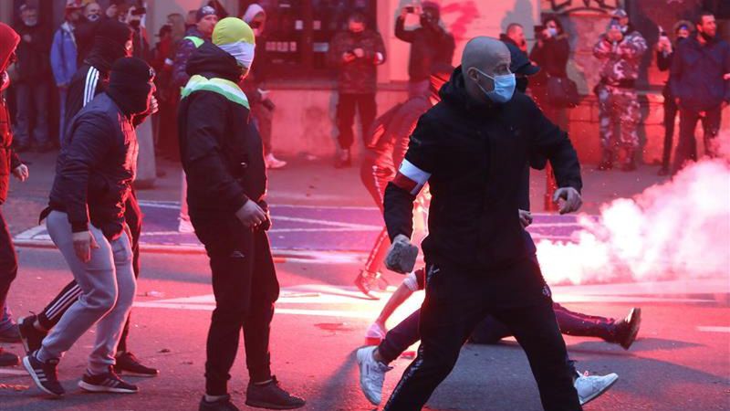 Słynna bitwa pod Empikiem. Jak widać groźną bronią i niebezpieczną amunicją stać się mogło wszystko, co dawało się podnieść i oderwać od podłoża (Stefan Maszewski)