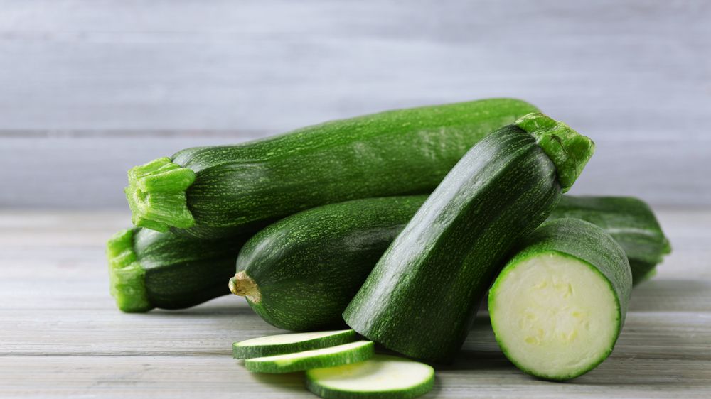 Cukinia to niskokaloryczne warzywo, które ma wiele właściwości leczniczych.