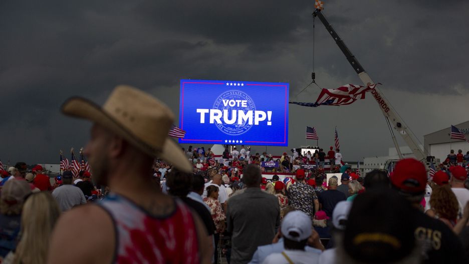 Attendees wait for former US President Donald J. Trump to speak at a campaign rally at the Aero Center Wilmington in Wilmington, North Carolina, USA, 20 April 2024. The rally, the first since Trump's criminal hush money trial began earlier this week in New York City, is in a state Trump narrowly won in the 2020 presidential election. The rally was later cancelled due to threatening severe weather, and Trump never appeared. EPA/VEASEY CONWAY Dostawca: PAP/EPA.